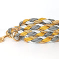 Load image into Gallery viewer, Calma Golden Mist Hundeleine aus geflochtenem Paracord in Dunkelgrau und Curry mit optionalem Kurzführer aus BioThane® oder Leder.