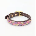 Load image into Gallery viewer, Calma Velvet Hundehalsband aus geflochtenem Paracord in harmonischen Lilatönen – handgemachtes Halsband für Herbst und Winter.