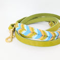 Bild in Galerie-Betrachter laden, Leder Hundeleine Breeze aus Leder im frischen Frühlingsdesign – handgemacht von LucyLu Design®