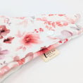 Bild in Galerie-Betrachter laden, Musselin-Bandana Blossom Rose mit großen Blüten in Rosé und Apricot auf hellem Hintergrund von LucyLu Design®