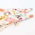 Bild in Galerie-Betrachter laden, Musselin-Bandana Wild Garden mit detailreichem Blumenprint in warmen Naturtönen von LucyLu Design®