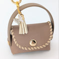 Bild in Galerie-Betrachter laden, Poki Kotbeutelspender Nougat mit beigen Eco-Leder Akzenten