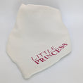 Bild in Galerie-Betrachter laden, Strick-Bandana Snow – handgefertigtes Hundebandana in Cremeweiß, personalisierbar mit Namen