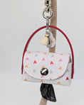 Bild in Galerie-Betrachter laden, Poki Hearts Kotbeuteltasche aus BioThane & Kunstleder mit Herz-Design, Magnetverschluss, Karabiner & Tütenöffnung, inkl. 1 Rolle Hundekotbeutel – LucyLuDesign