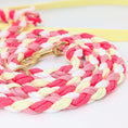 Bild in Galerie-Betrachter laden, Calma Candy Cream Hundeleine aus geflochtenem Paracord in sanfter Farbkombination mit optionalem Kurzführer aus BioThane® oder Leder.