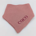 Bild in Galerie-Betrachter laden, Strick-Bandana Rose – handgefertigtes Hundebandana aus Wolle, personalisierbar mit Namen
