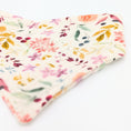 Bild in Galerie-Betrachter laden, Musselin-Bandana Wild Garden mit detailreichem Blumenprint in warmen Naturtönen von LucyLu Design®