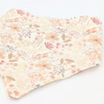 Bild in Galerie-Betrachter laden, Musselin-Bandana Soft Bloom mit zartem Blumenprint in sanften Beige- und Naturtönen von LucyLu Design®