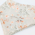 Bild in Galerie-Betrachter laden, Musselin-Bandana Sage Bloom mit feinem Blumenprint auf salbeigrünem Hintergrund von LucyLu Design®