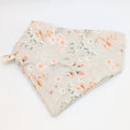 Bild in Galerie-Betrachter laden, Musselin-Bandana Sage Bloom mit feinem Blumenprint auf salbeigrünem Hintergrund von LucyLu Design®