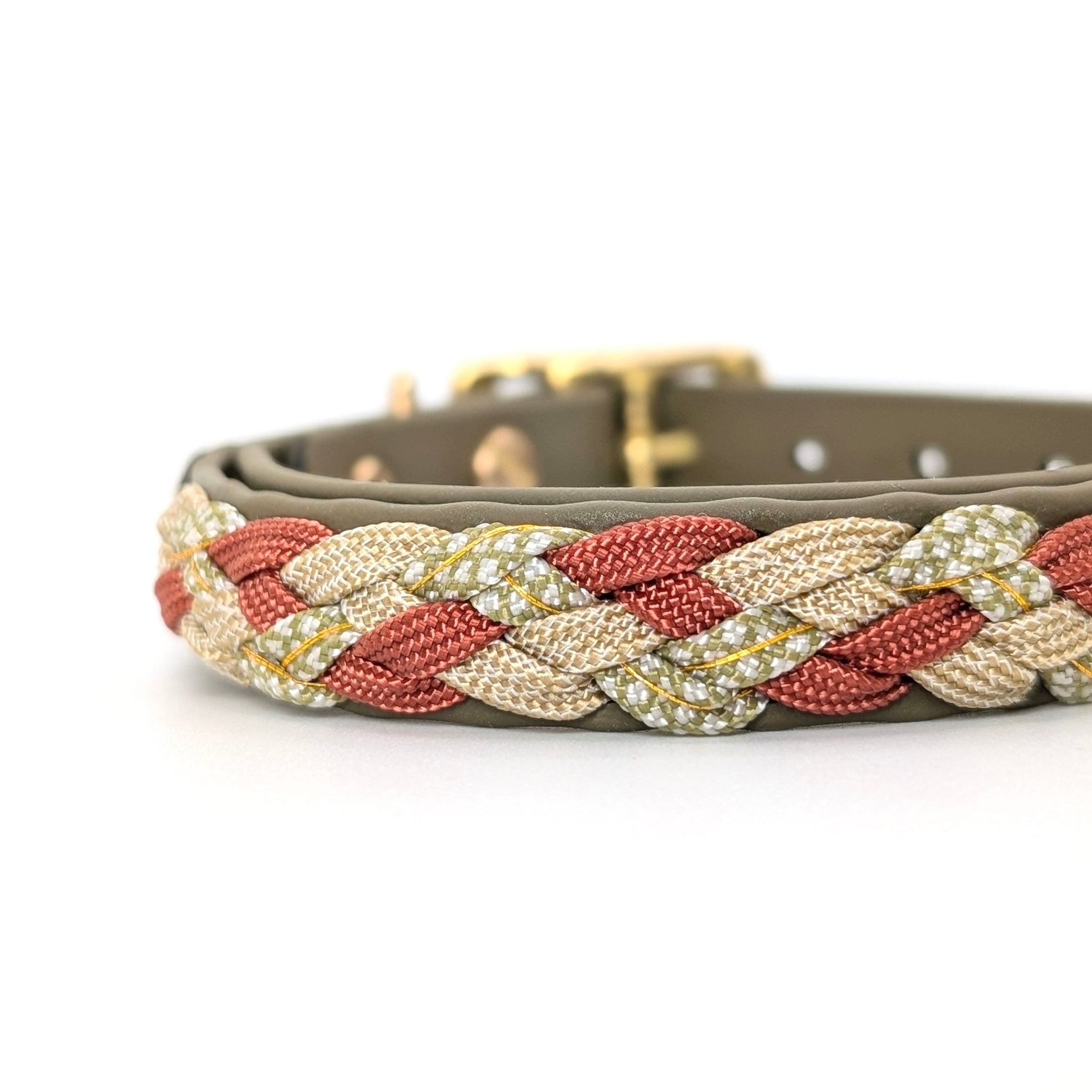 Calma Rust Hundehalsband aus geflochtenem Paracord in Rost, Beige und Grün – handgemachtes Halsband in warmen Herbstfarben.