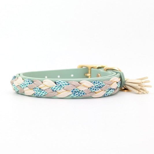 Calma Sea Glass Hundehalsband aus geflochtenem Paracord in Salbeigrün und Taupe, handgemacht und passend zur Calma Leine Sea Glass.