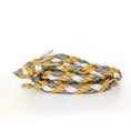 Cargar la imagen en la vista de la galería, Calma Golden Mist Hundeleine aus geflochtenem Paracord in Dunkelgrau und Curry mit optionalem Kurzführer aus BioThane® oder Leder.
