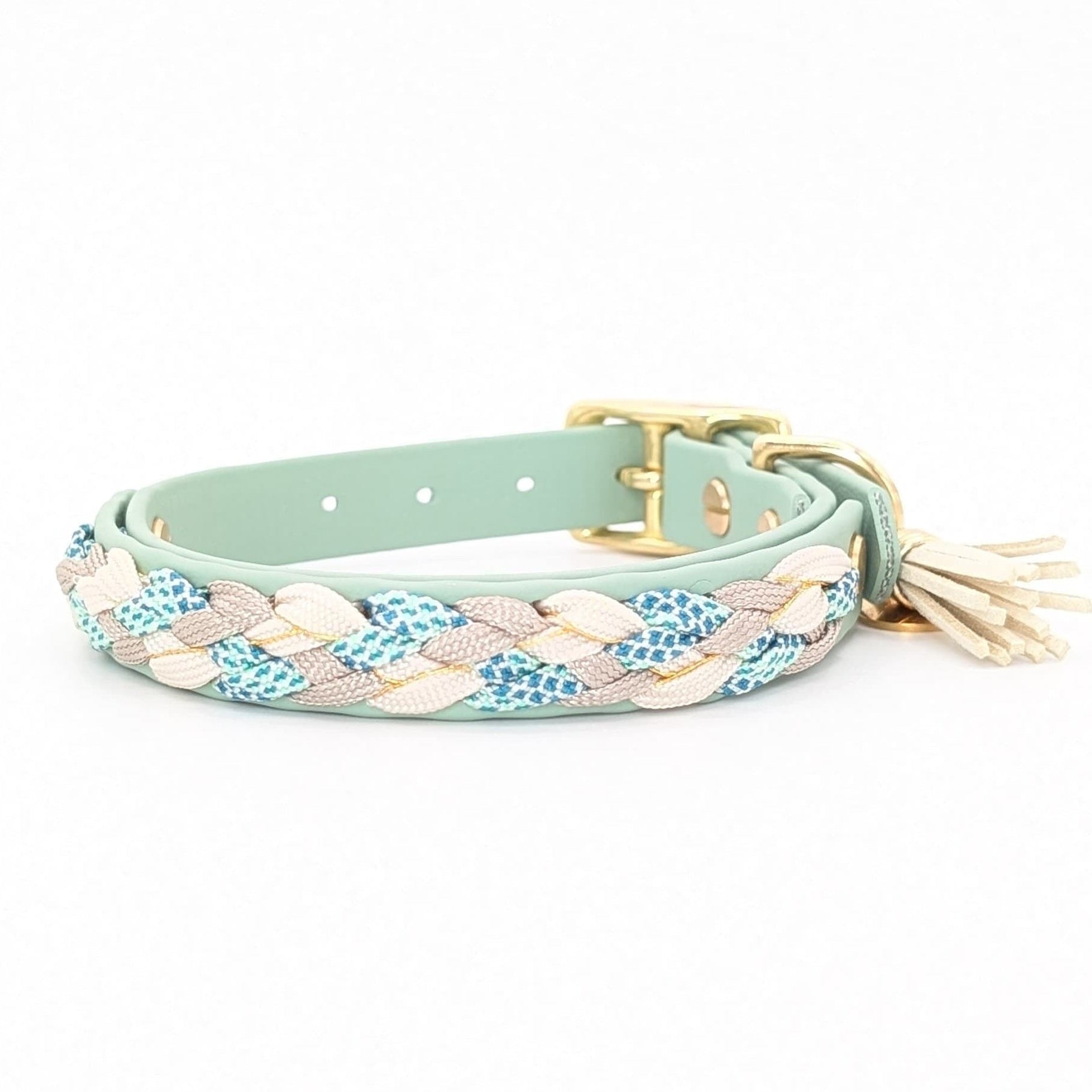 Calma Sea Glass Hundehalsband aus geflochtenem Paracord in Salbeigrün und Taupe, handgemacht und passend zur Calma Leine Sea Glass.