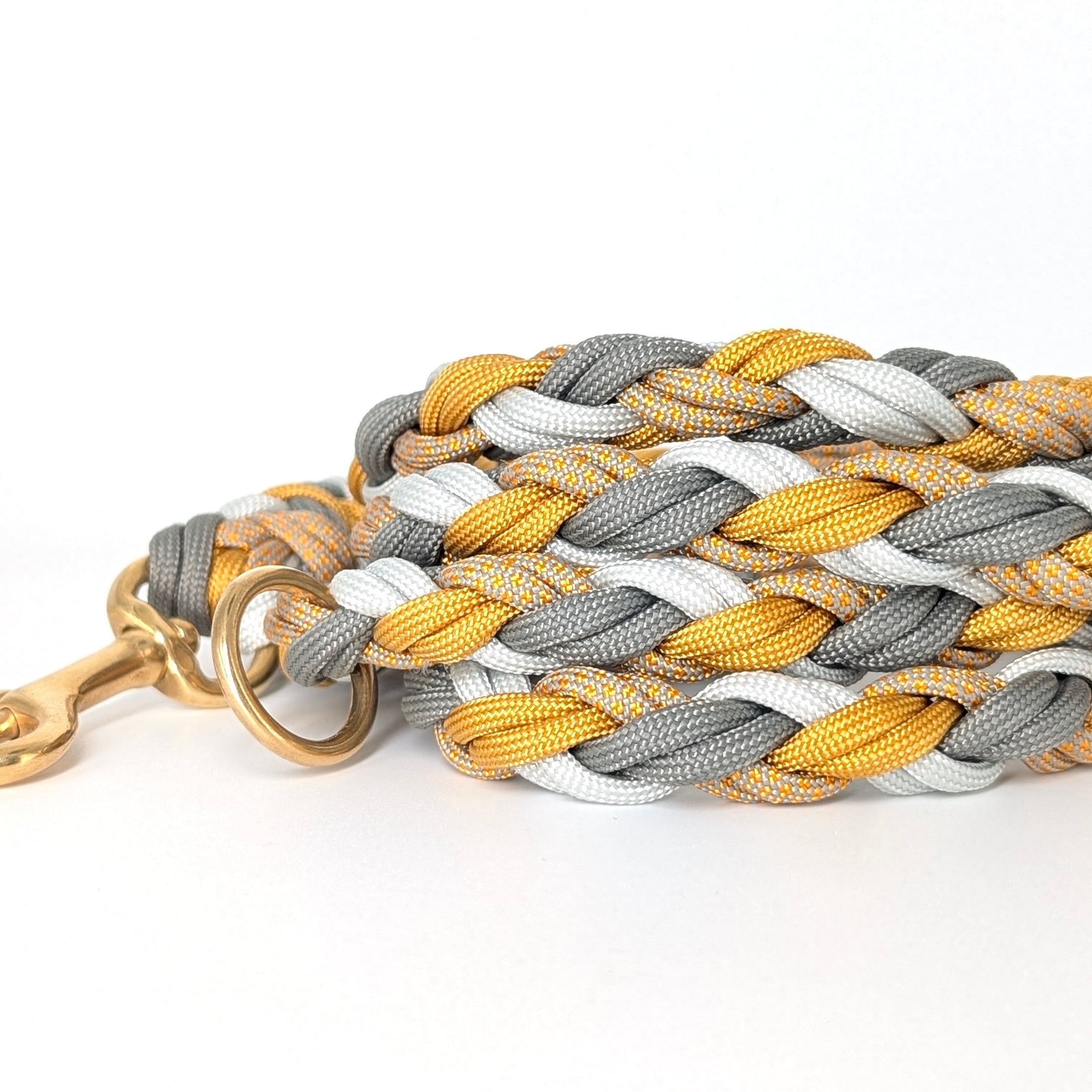 Calma Golden Mist Hundeleine aus geflochtenem Paracord in Dunkelgrau und Curry mit optionalem Kurzführer aus BioThane® oder Leder.