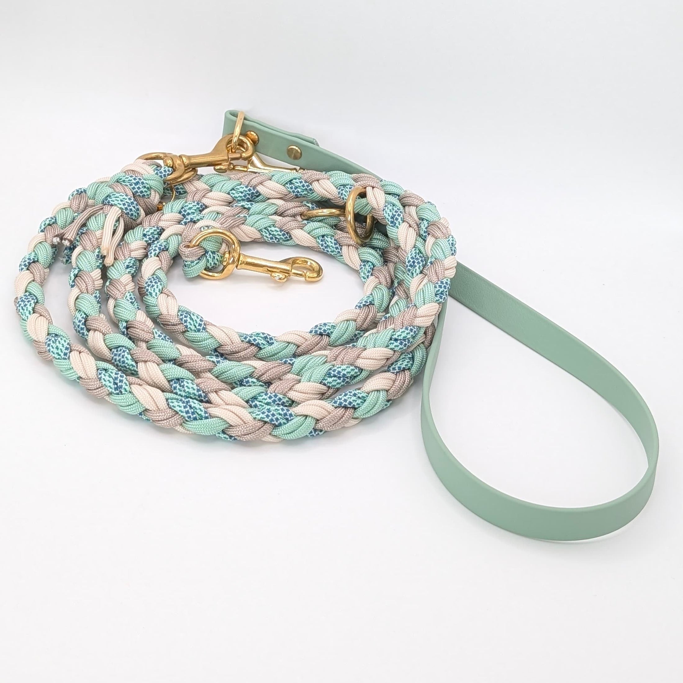 Calma Sea Glass Hundeleine aus geflochtenem Paracord in Salbeigrün und Taupe mit optionalem Kurzführer aus BioThane® oder Leder.