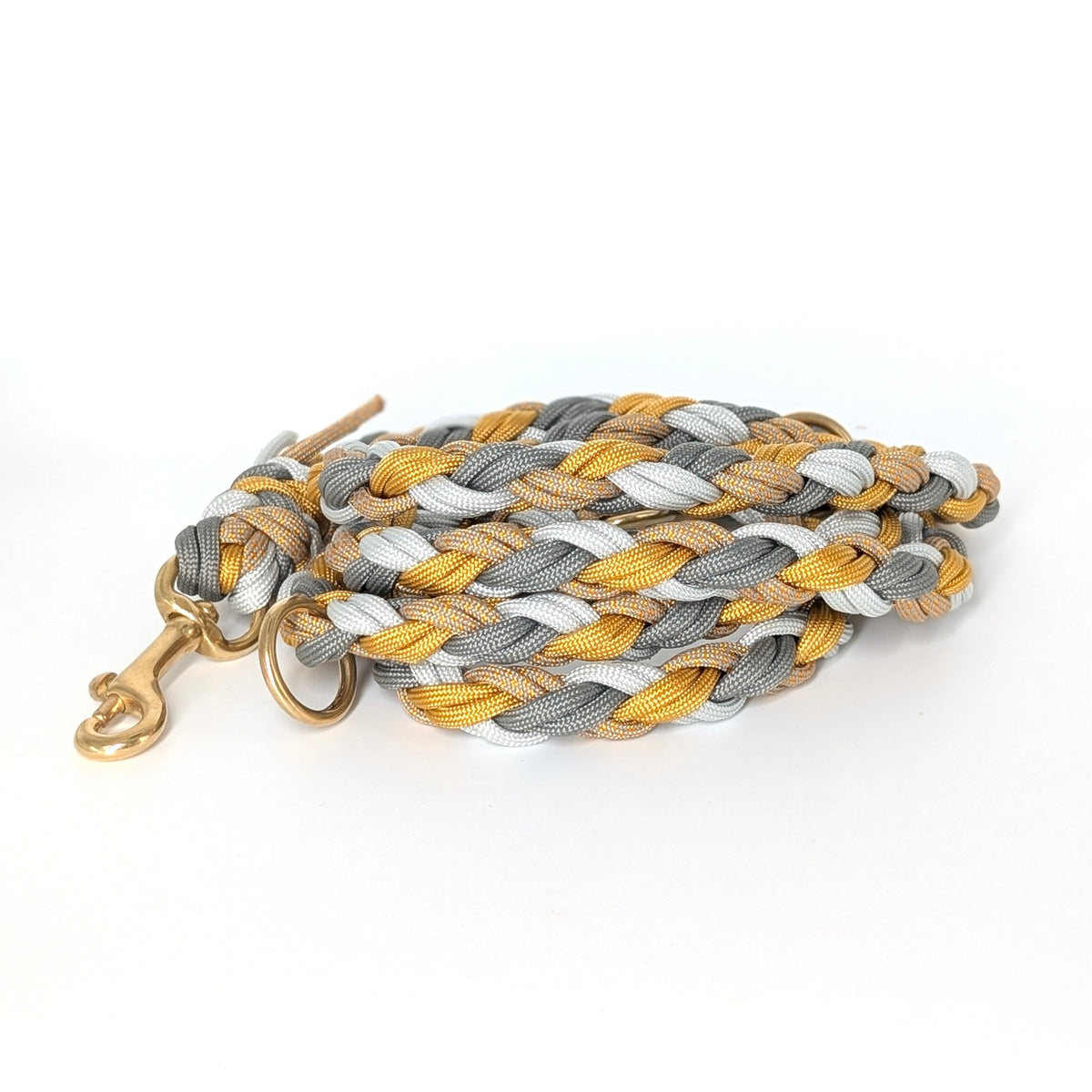 Calma Golden Mist Hundeleine aus geflochtenem Paracord in Dunkelgrau und Curry mit optionalem Kurzführer aus BioThane® oder Leder.