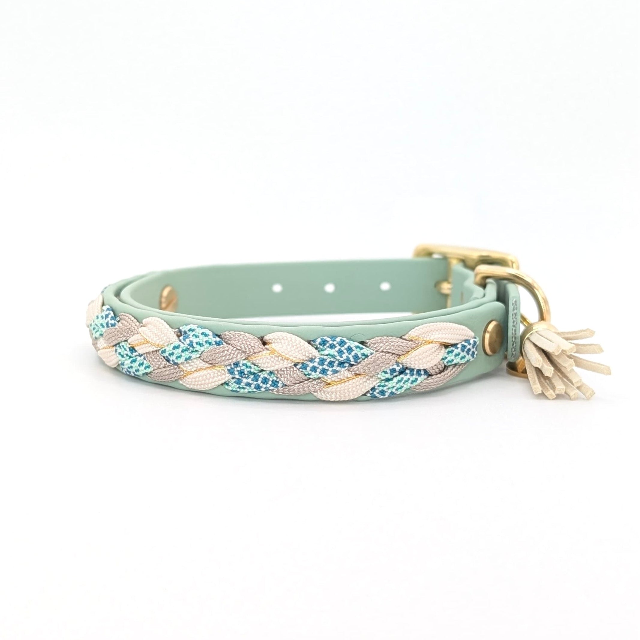 Calma Sea Glass Hundehalsband aus geflochtenem Paracord in Salbeigrün und Taupe, handgemacht und passend zur Calma Leine Sea Glass.