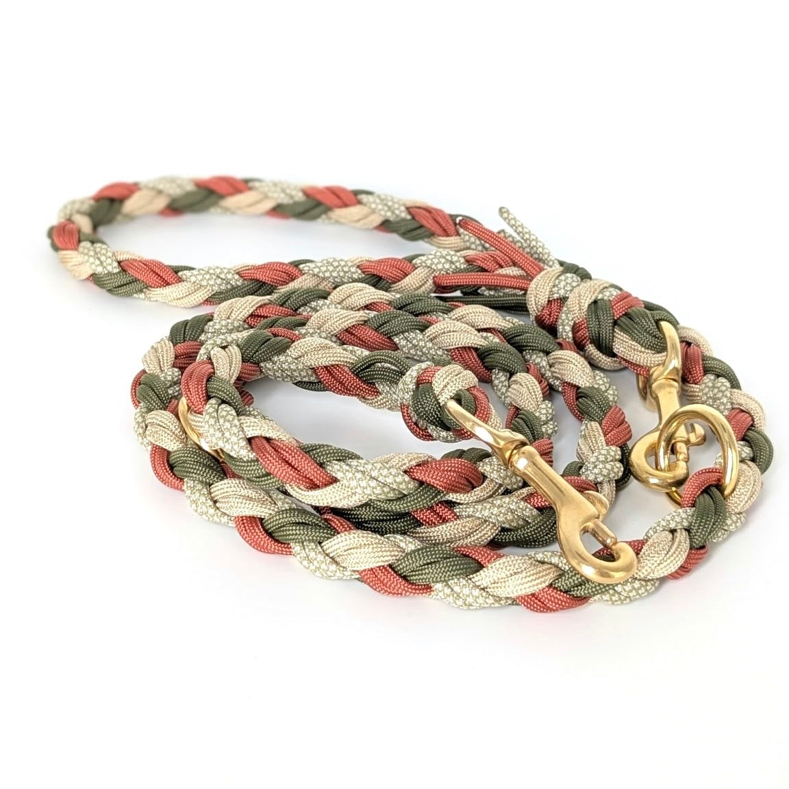 Calma Rust Hundeleine aus geflochtenem Paracord in Rost, Beige und Grün mit optionalem Kurzführer aus BioThane® oder Leder.