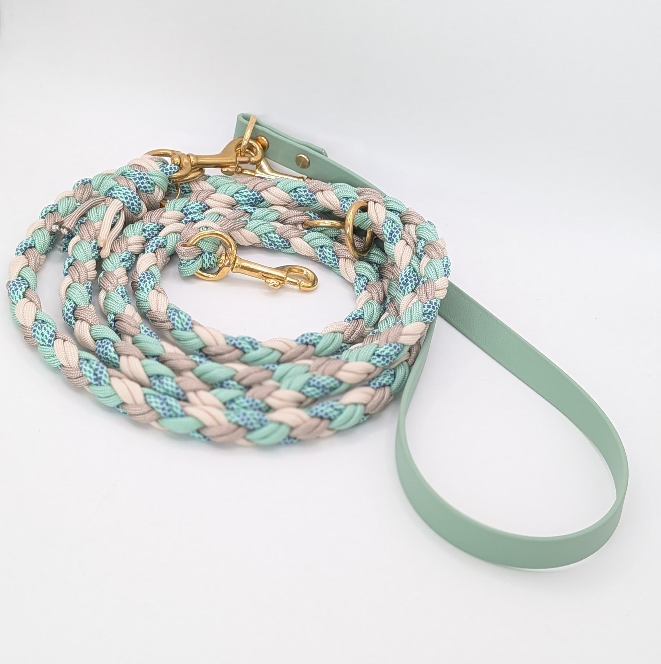 Calma Sea Glass Hundeleine aus geflochtenem Paracord in Salbeigrün und Taupe mit optionalem Kurzführer aus BioThane® oder Leder.