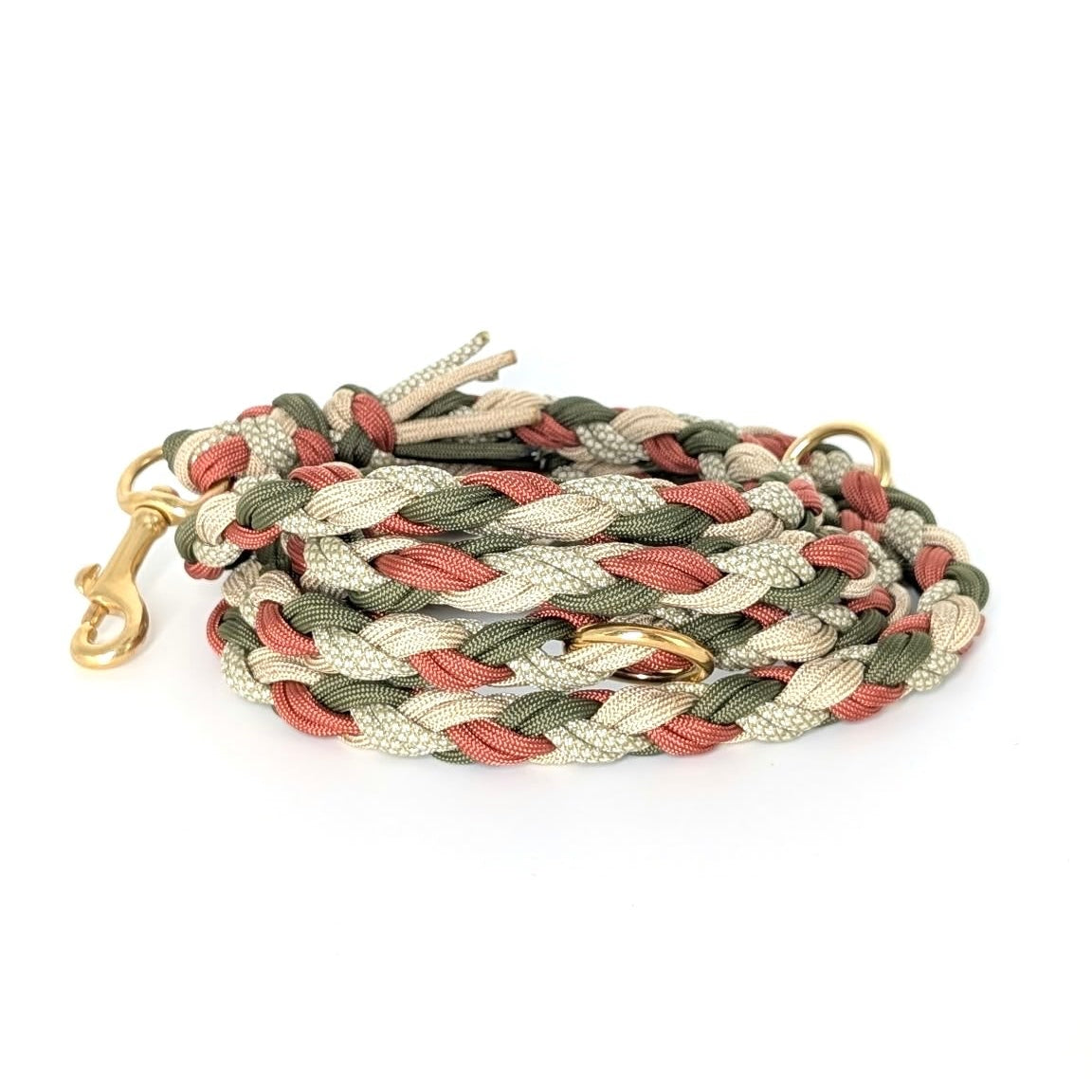 Calma Rust Hundeleine aus geflochtenem Paracord in Rost, Beige und Grün mit optionalem Kurzführer aus BioThane® oder Leder.
