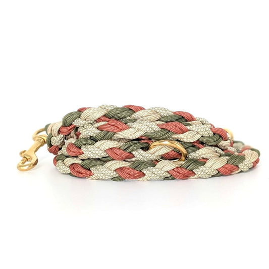 Calma Rust Hundeleine aus geflochtenem Paracord in Rost, Beige und Grün mit optionalem Kurzführer aus BioThane® oder Leder.