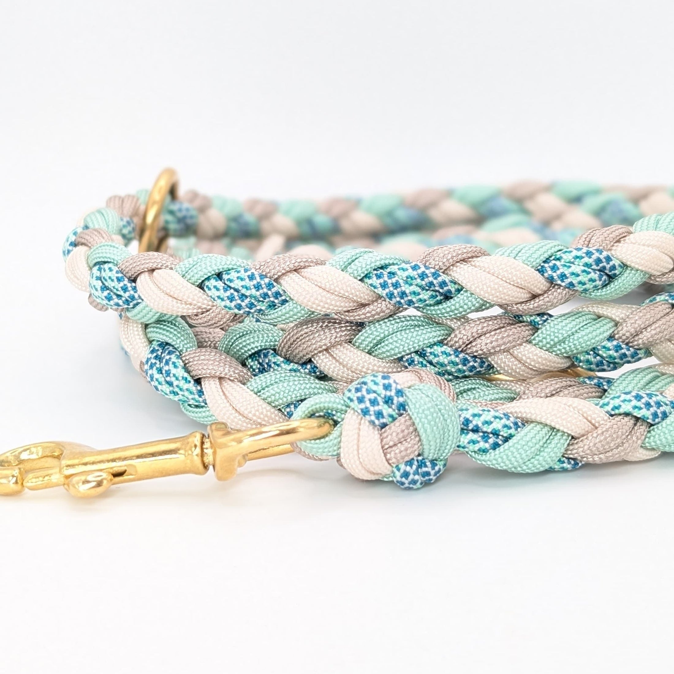 Calma Sea Glass Hundeleine aus geflochtenem Paracord in Salbeigrün und Taupe mit optionalem Kurzführer aus BioThane® oder Leder.