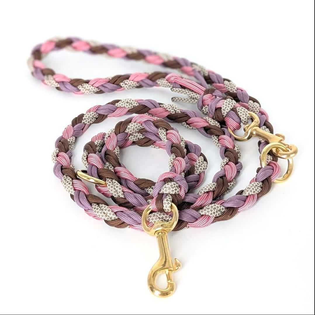 Calma Velvet Hundeleine aus geflochtenem Paracord in harmonischen Lilatönen mit optionalem Kurzführer aus BioThane® oder Leder.