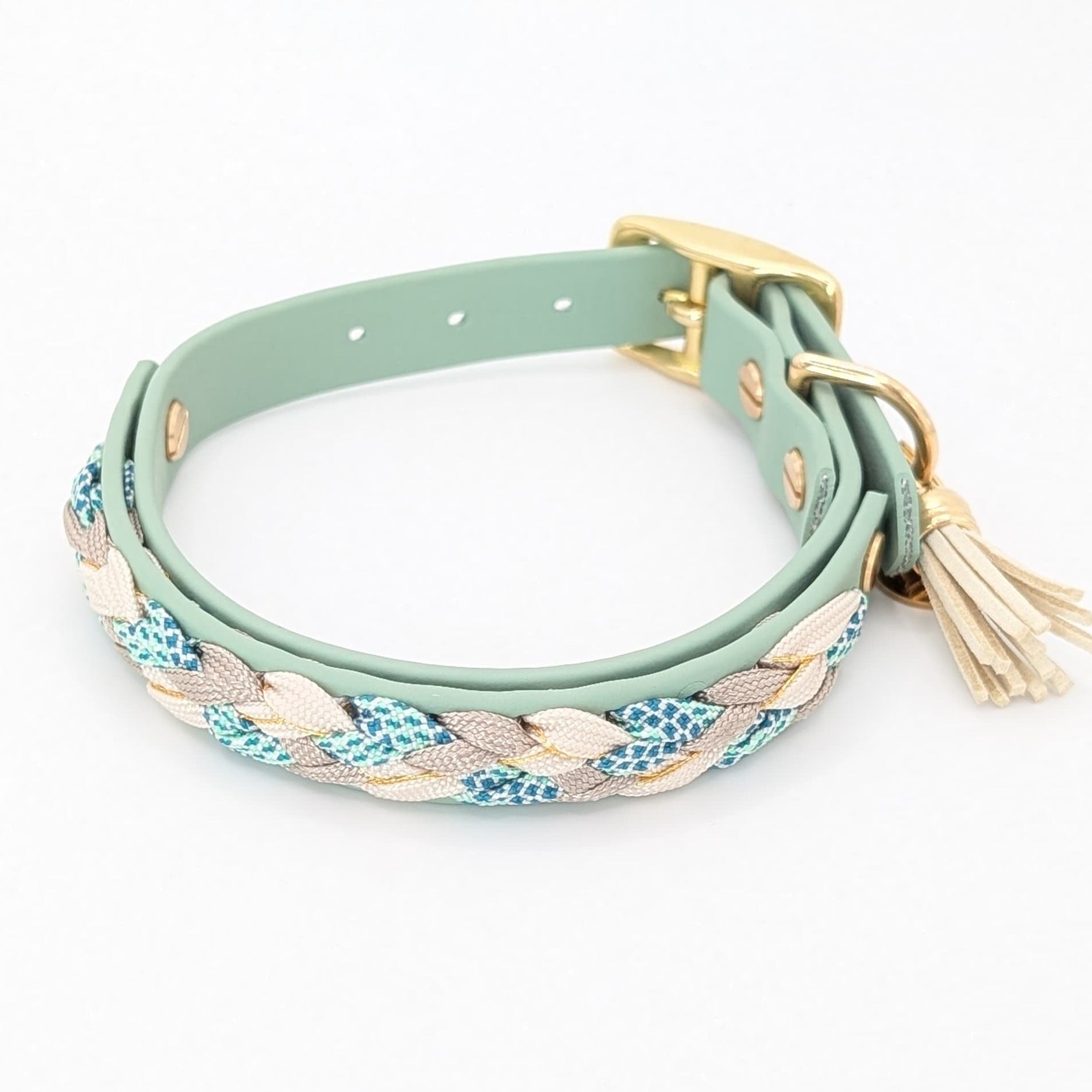 Calma Sea Glass Hundehalsband aus geflochtenem Paracord in Salbeigrün und Taupe, handgemacht und passend zur Calma Leine Sea Glass.