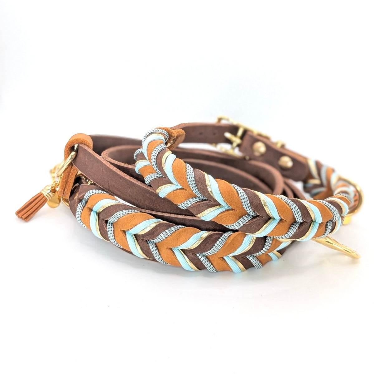 Leder-Set Cody mit Leder Hundehalsband und Leder Hundeleine in warmen Braun- und Cognactönen mit hellblauen Details – handgemacht von LucyLu Design®
