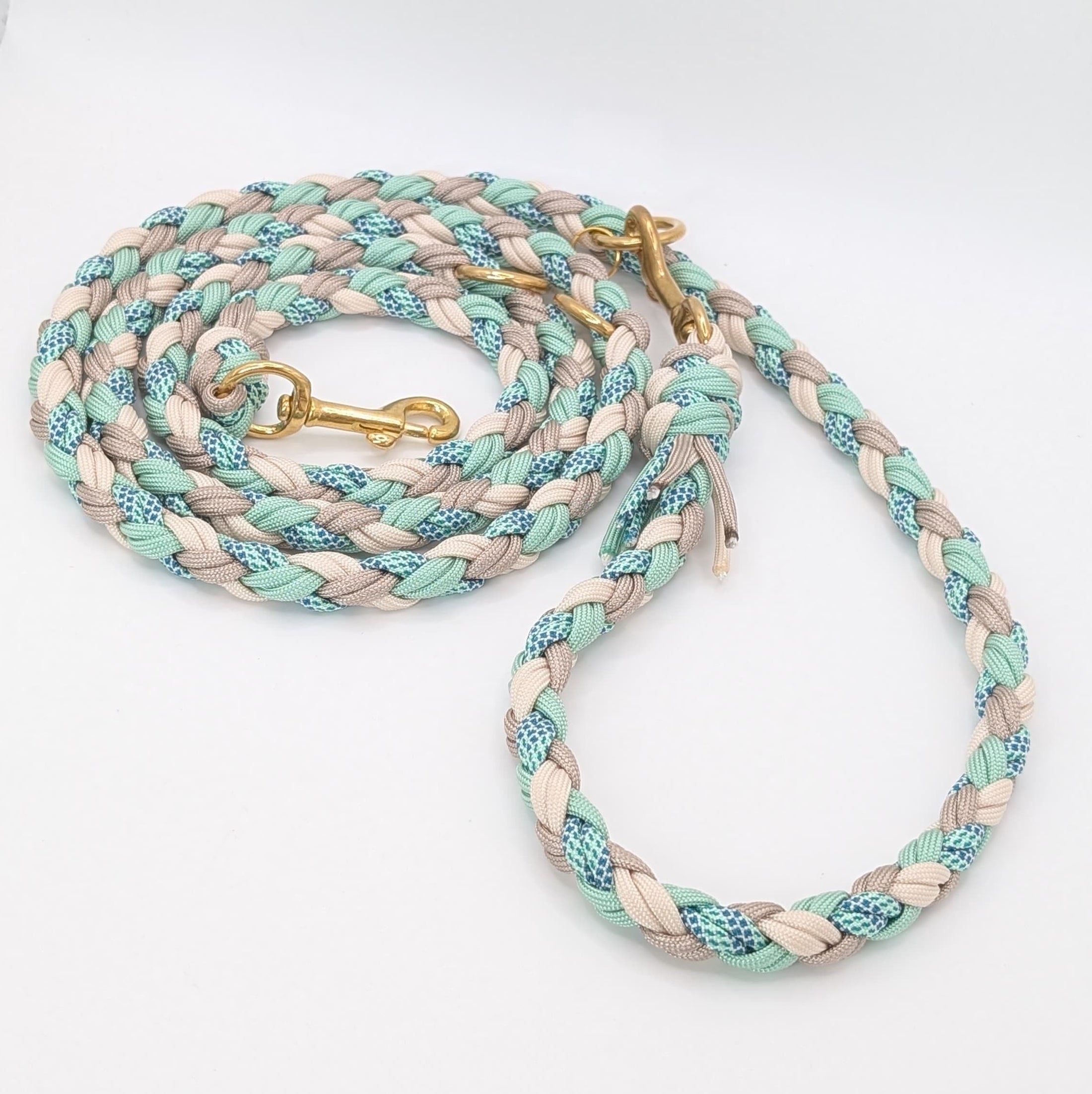 Calma Sea Glass Hundeleine aus geflochtenem Paracord in Salbeigrün und Taupe mit optionalem Kurzführer aus BioThane® oder Leder.