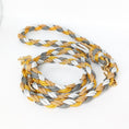 Cargar la imagen en la vista de la galería, Calma Golden Mist Hundeleine aus geflochtenem Paracord in Dunkelgrau und Curry mit optionalem Kurzführer aus BioThane® oder Leder.
