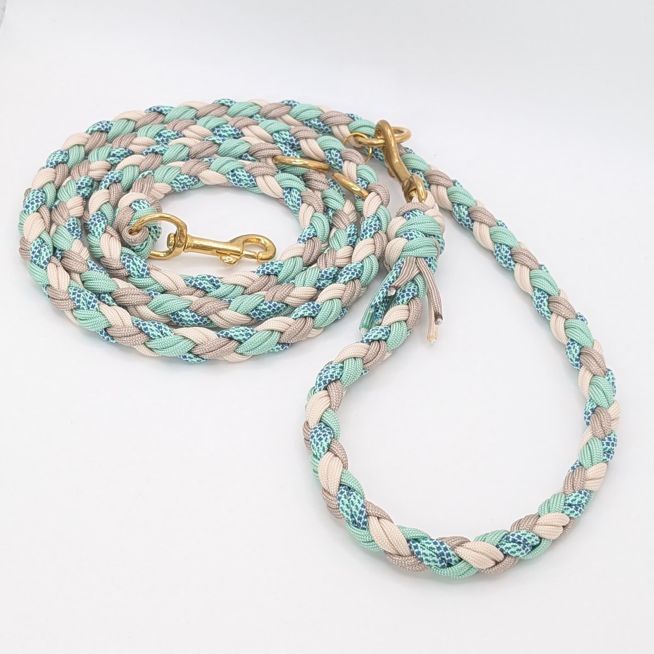 Calma Sea Glass Hundeleine aus geflochtenem Paracord in Salbeigrün und Taupe mit optionalem Kurzführer aus BioThane® oder Leder.