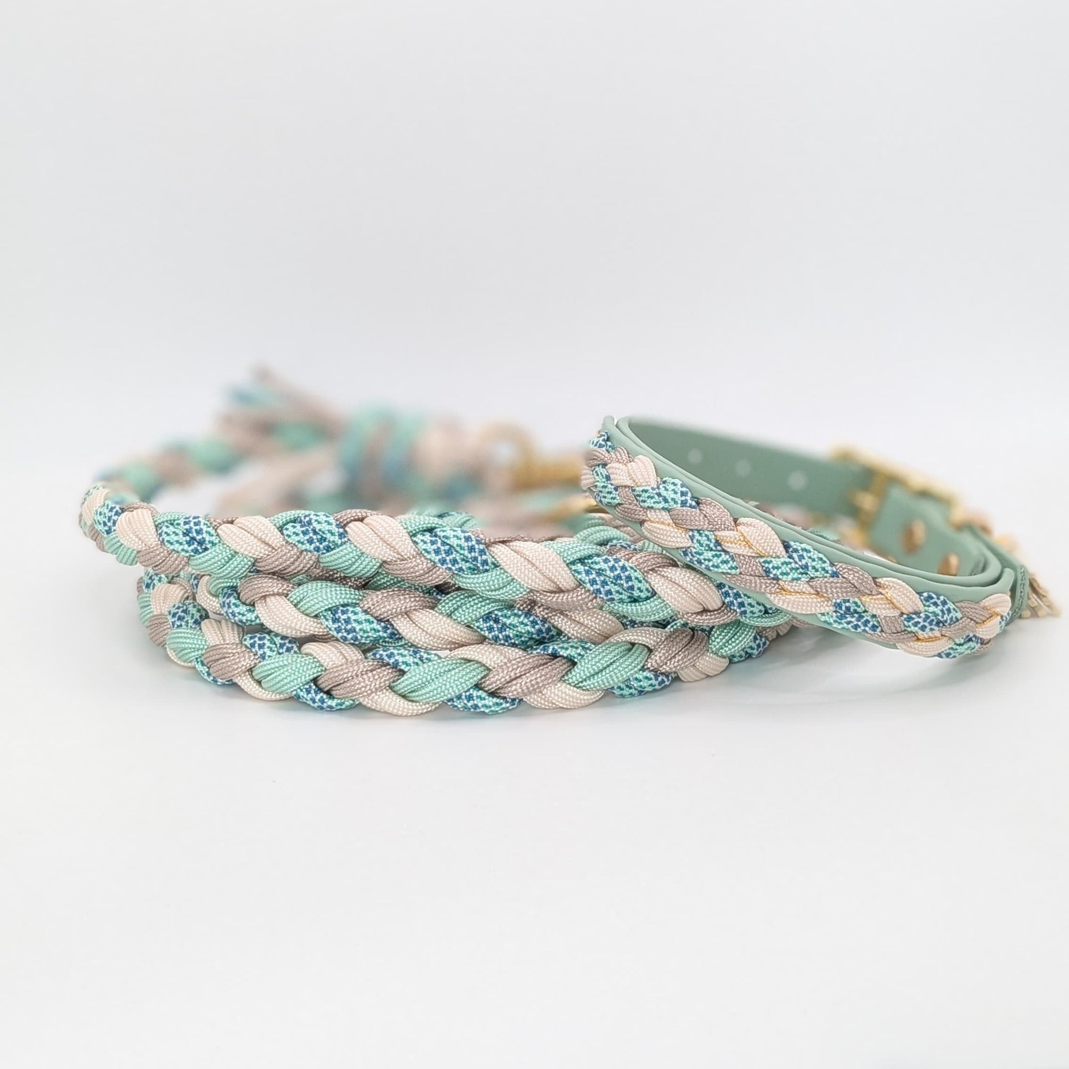 Calma Sea Glass Hundeleine aus geflochtenem Paracord in Salbeigrün und Taupe mit optionalem Kurzführer aus BioThane® oder Leder.