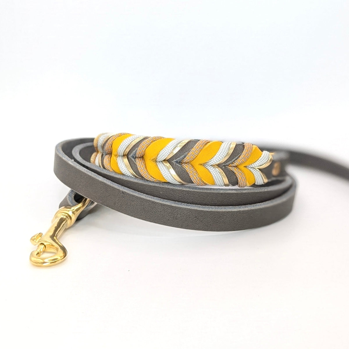 Leder Hundeleine Golden Mist in Grau und warmen Gelbtönen – handgemacht von LucyLu Design®