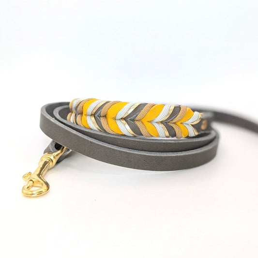 Leder Hundeleine Golden Mist in Grau und warmen Gelbtönen – handgemacht von LucyLu Design®