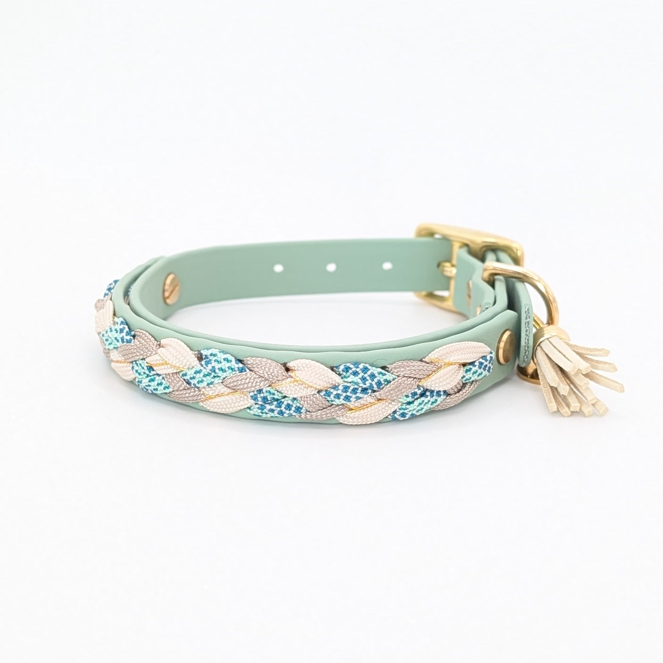 Calma Sea Glass Hundehalsband aus geflochtenem Paracord in Salbeigrün und Taupe, handgemacht und passend zur Calma Leine Sea Glass.