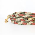 Cargar la imagen en la vista de la galería, Calma Rust Hundeleine aus geflochtenem Paracord in Rost, Beige und Grün mit optionalem Kurzführer aus BioThane® oder Leder.
