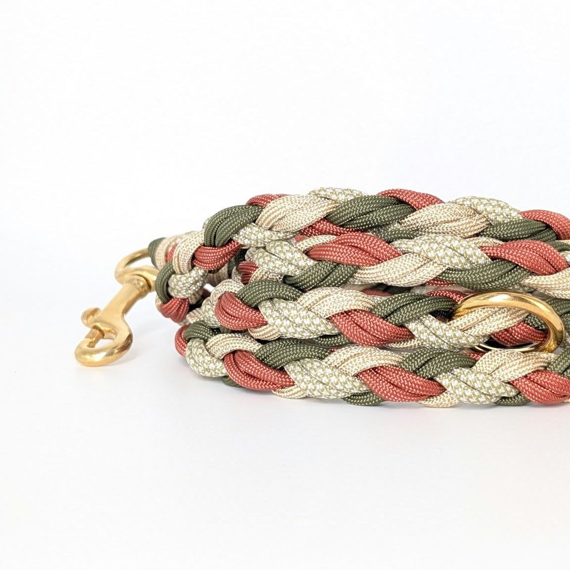Calma Rust Hundeleine aus geflochtenem Paracord in Rost, Beige und Grün mit optionalem Kurzführer aus BioThane® oder Leder.