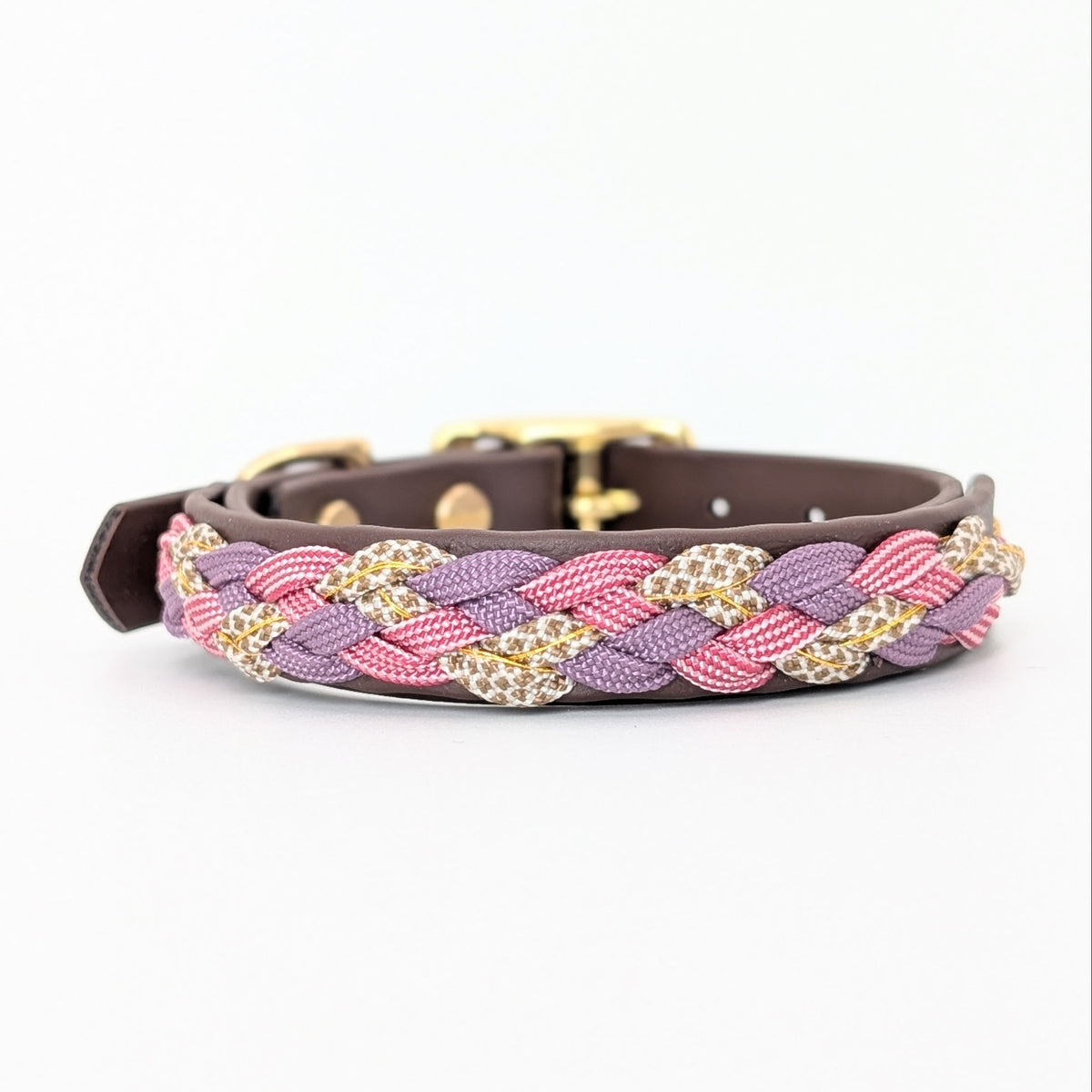 Calma Velvet Hundehalsband aus geflochtenem Paracord in harmonischen Lilatönen – handgemachtes Halsband für Herbst und Winter.