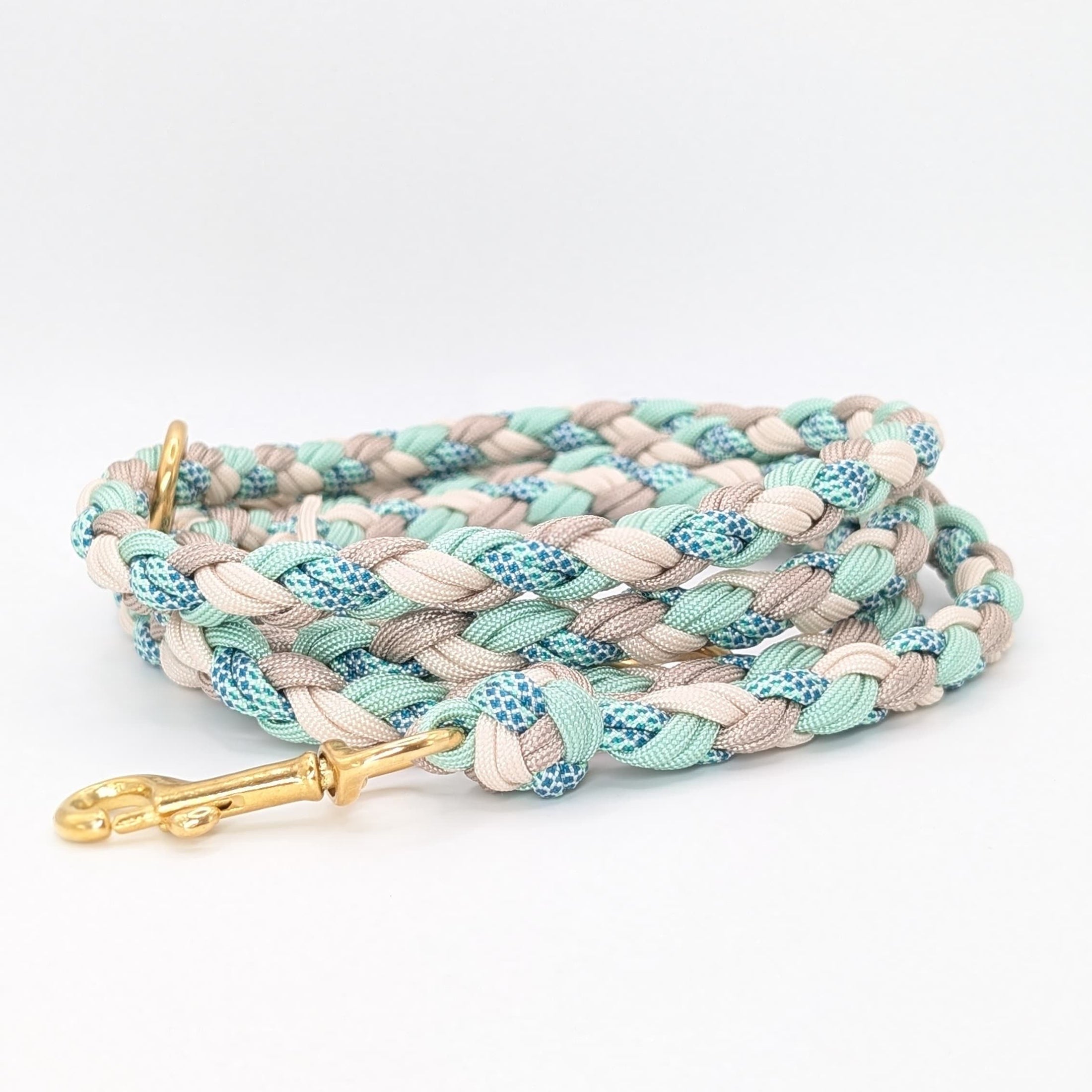 Calma Sea Glass Hundeleine aus geflochtenem Paracord in Salbeigrün und Taupe mit optionalem Kurzführer aus BioThane® oder Leder.