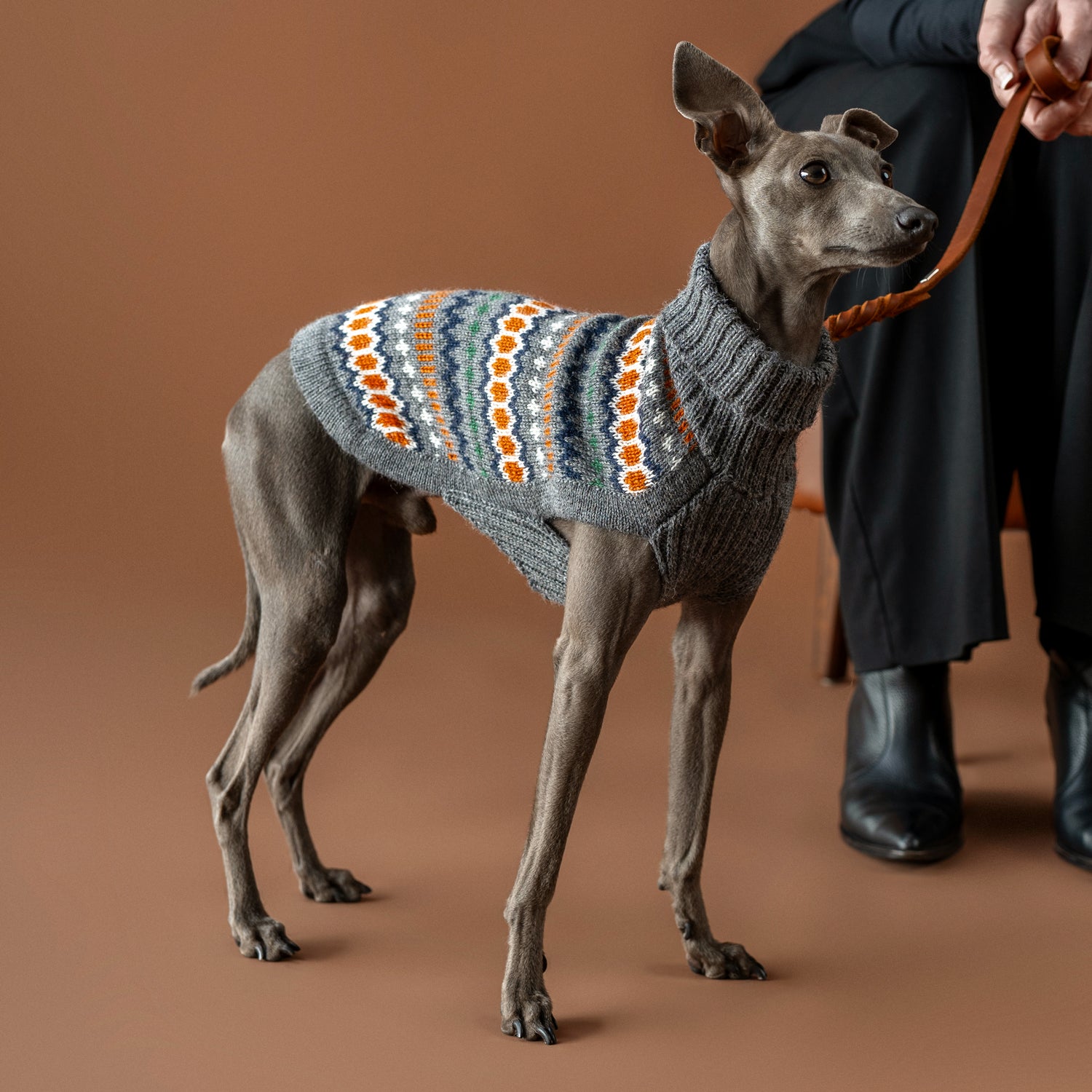 Hundepullover Grey Hexagon aus Alpakawolle – handgefertigt mit buntem Hexagon-Muster