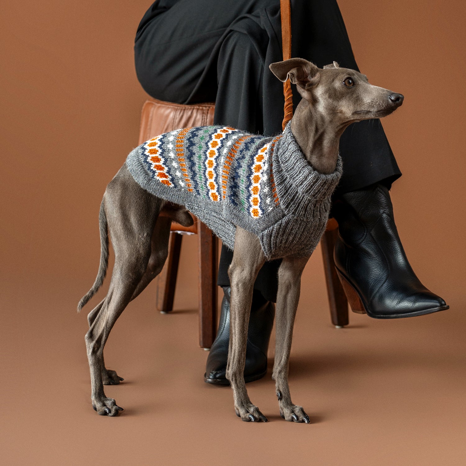 Hundepullover Grey Hexagon aus Alpakawolle – handgefertigt mit buntem Hexagon-Muster