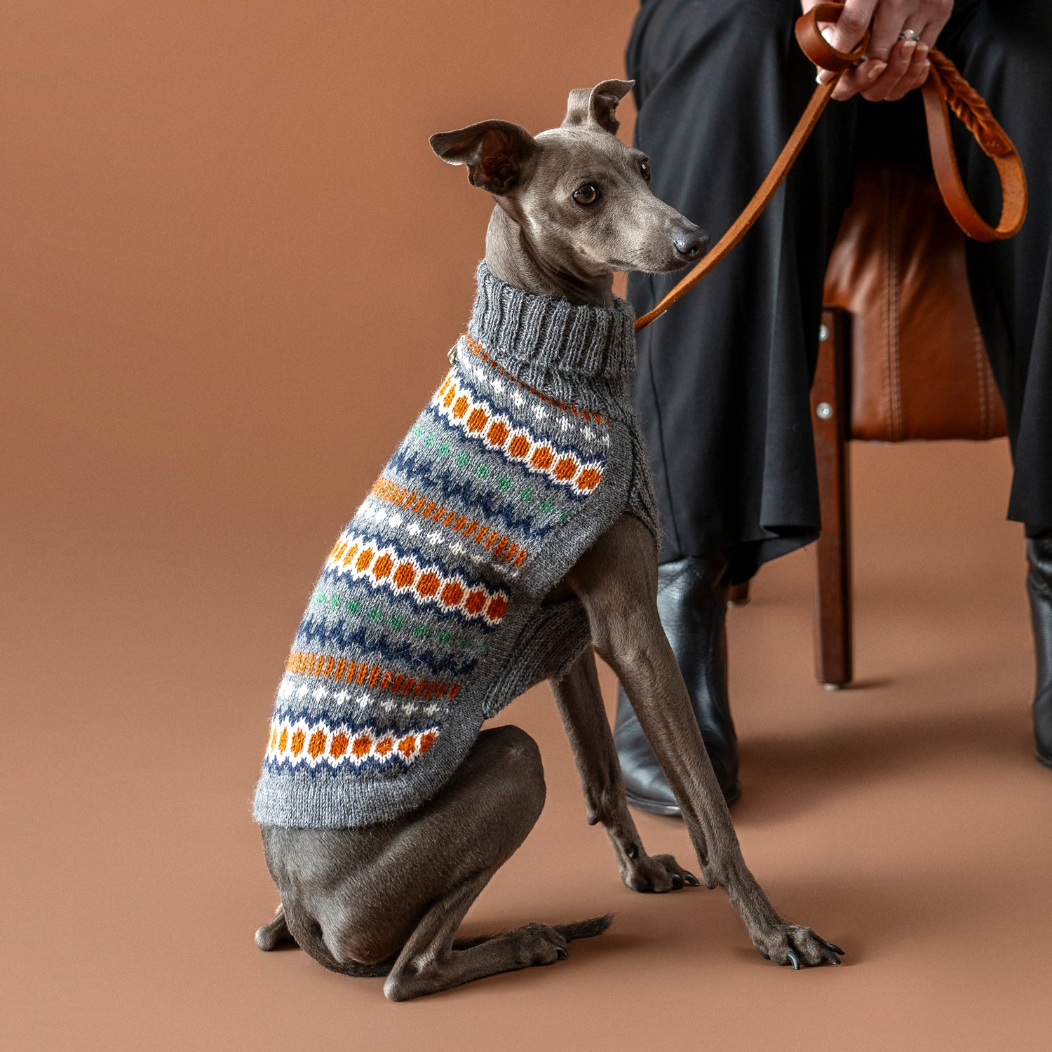 Hundepullover Grey Hexagon aus Alpakawolle – handgefertigt mit buntem Hexagon-Muster