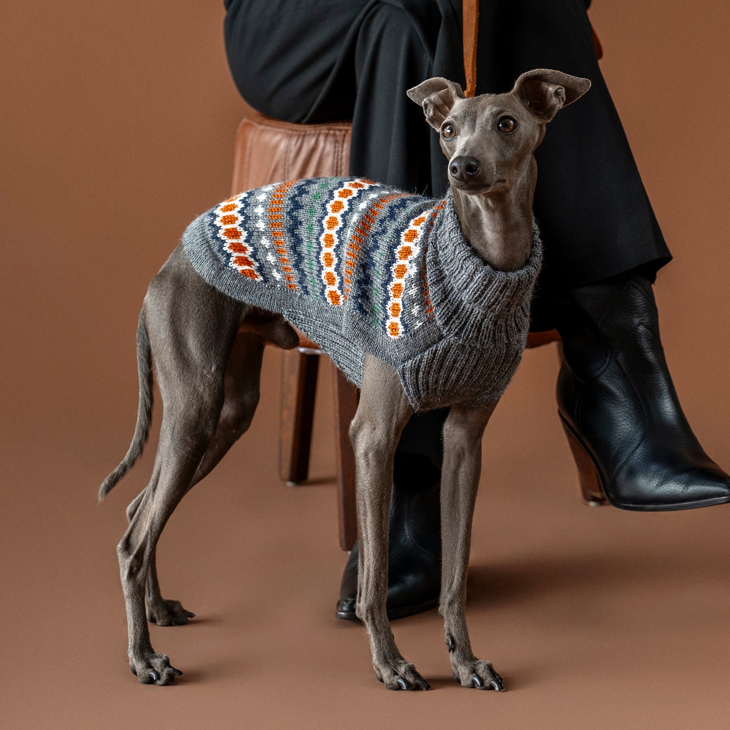 Hundepullover Grey Hexagon aus Alpakawolle – handgefertigt mit buntem Hexagon-Muster