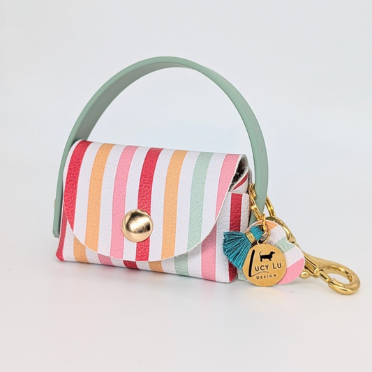 „Poki Stripes Kotbeuteltasche aus BioThane & Kunstleder mit Streifen-Design, Magnetverschluss, Karabiner & Tütenöffnung, inkl. 1 Rolle Hundekotbeutel – LucyLuDesign“