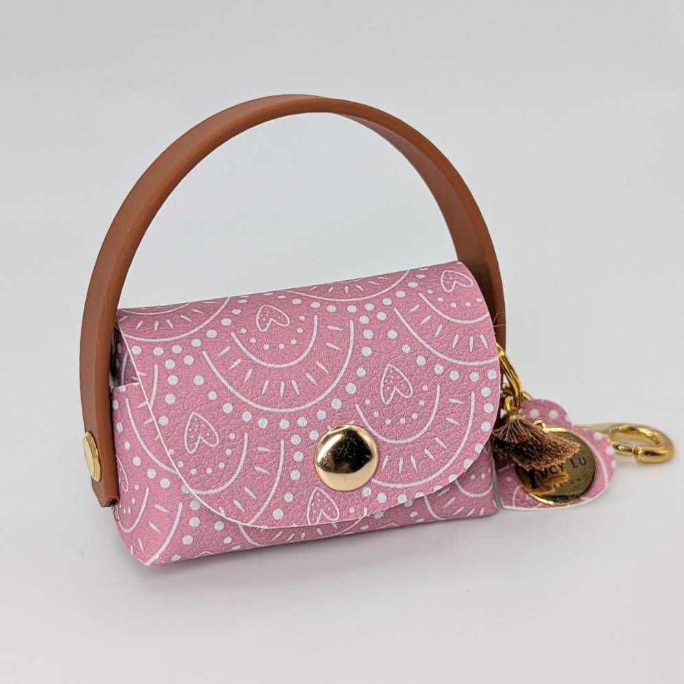 „Poki Rose Kotbeuteltasche aus BioThane & Kunstleder mit Rosé-Design, Magnetverschluss, Karabiner & Tütenöffnung, inkl. 1 Rolle Hundekotbeutel – LucyLuDesign“