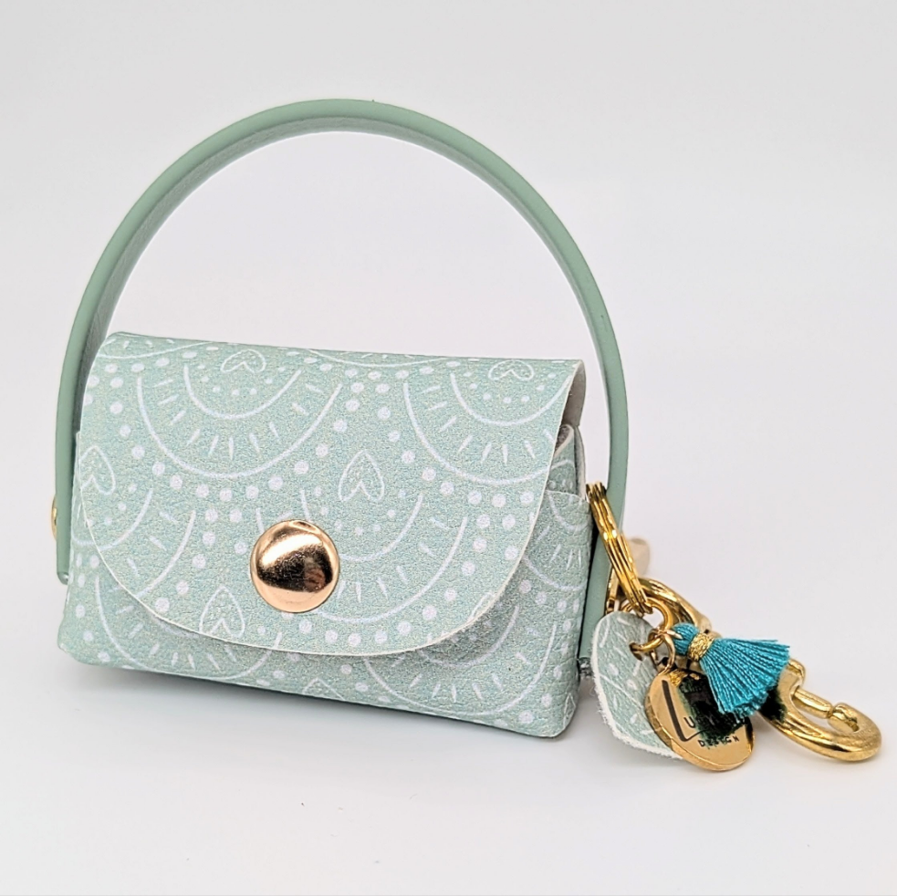 „Poki Türkis Kotbeuteltasche aus BioThane & Kunstleder mit Türkis-Design, Magnetverschluss, Karabiner & Tütenöffnung, inkl. 1 Rolle Hundekotbeutel – LucyLuDesign“