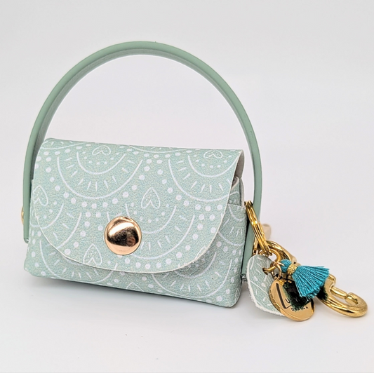 „Poki Türkis Kotbeuteltasche aus BioThane & Kunstleder mit Türkis-Design, Magnetverschluss, Karabiner & Tütenöffnung, inkl. 1 Rolle Hundekotbeutel – LucyLuDesign“