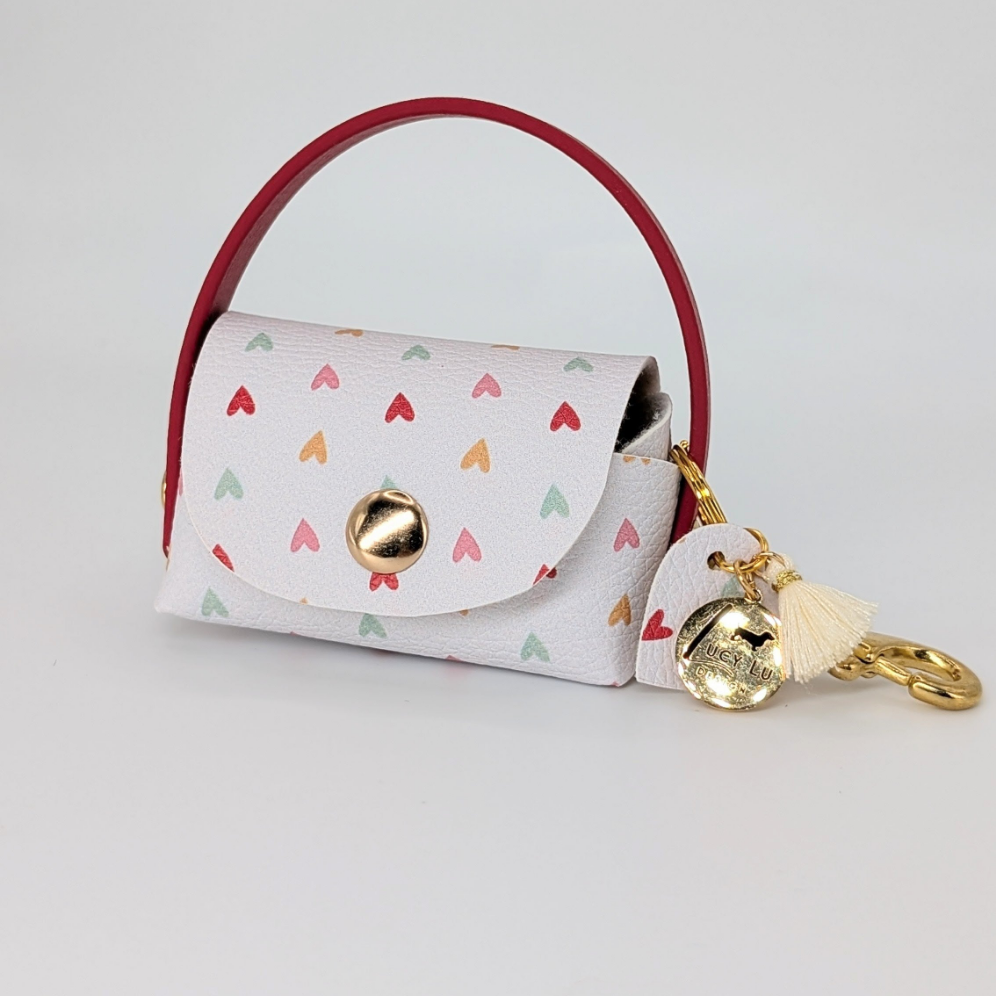 Poki Hearts Kotbeuteltasche aus BioThane & Kunstleder mit Herz-Design, Magnetverschluss, Karabiner & Tütenöffnung, inkl. 1 Rolle Hundekotbeutel – LucyLuDesign